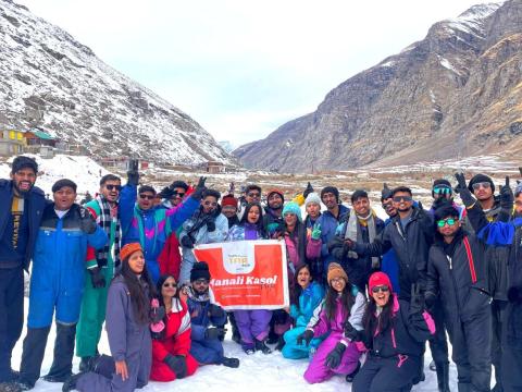 HumTripWale group trip travellers in the snow near Manali